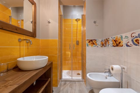 Comfort Double Room, City View | Bathroom | Shower, free toiletries, bidet, towels