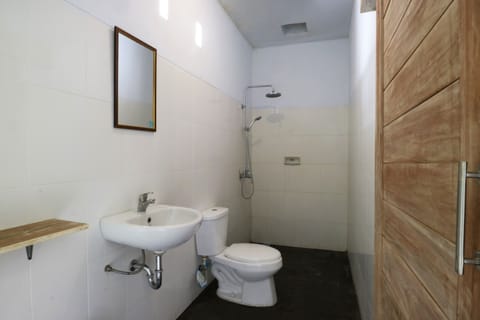 Standard Room | Bathroom | Shower, free toiletries, towels