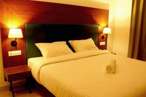 Standard Room | Minibar, in-room safe, individually decorated, individually furnished