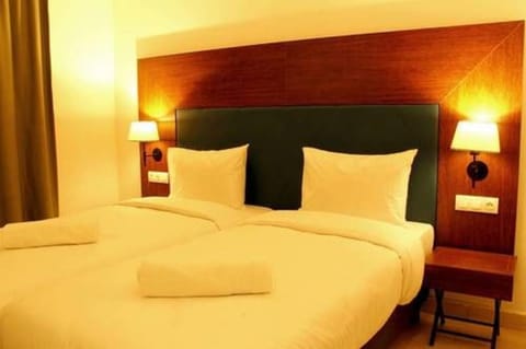 Double Room | Minibar, in-room safe, individually decorated, individually furnished