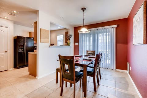 Dining area, seating for 6