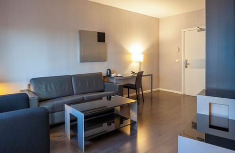 Junior Studio Suite, 1 Bedroom | Minibar, in-room safe, desk, laptop workspace