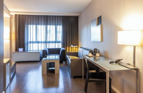 Junior Studio Suite, 1 Bedroom | Minibar, in-room safe, desk, laptop workspace