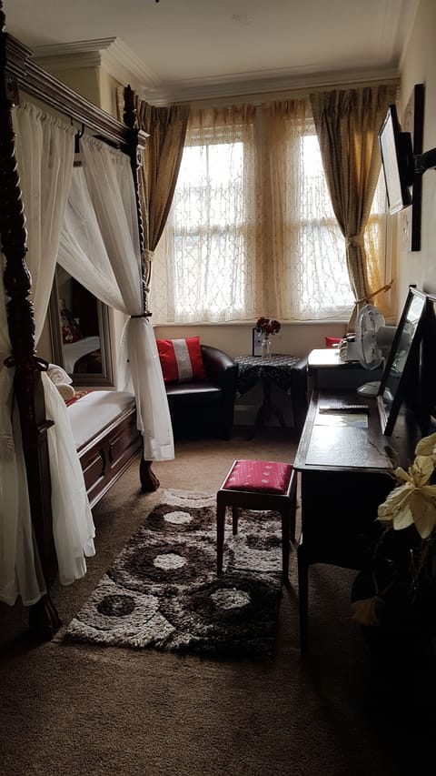 Room (Four Poster Bed) | Desk, soundproofing, iron/ironing board, free WiFi