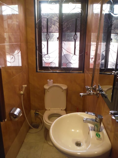 Standard Twin Room, 2 Double Beds, Non Smoking | Bathroom | Shower, free toiletries, slippers, bidet