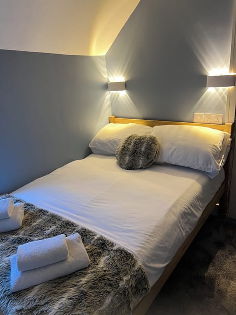 Single Room, 1 Bedroom | Iron/ironing board, free WiFi