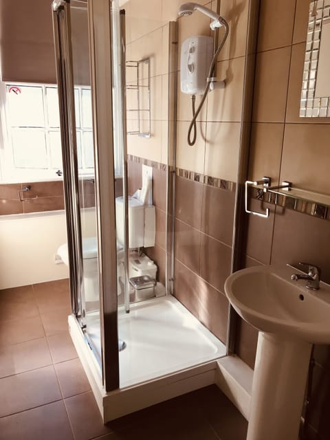 Double Room | Bathroom | Shower, free toiletries, hair dryer, towels