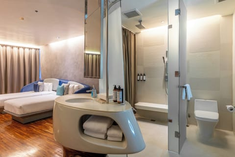 Deluxe Twin Room, Balcony | Bathroom | Shower, designer toiletries, hair dryer, bathrobes