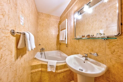 Suite | Bathroom | Hair dryer, towels