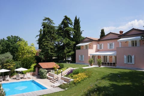 The garden in front of the Villa