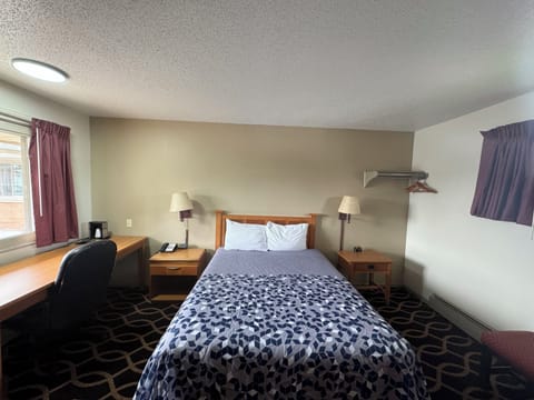 Standard Room, 1 Queen Bed | Pillowtop beds, desk, iron/ironing board, free WiFi