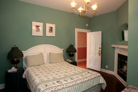 Traditional Room, 1 Queen Bed | Desk, free WiFi, bed sheets