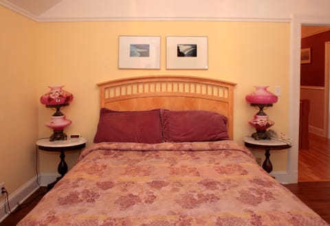 Standard Room, 1 Queen Bed | Desk, free WiFi, bed sheets