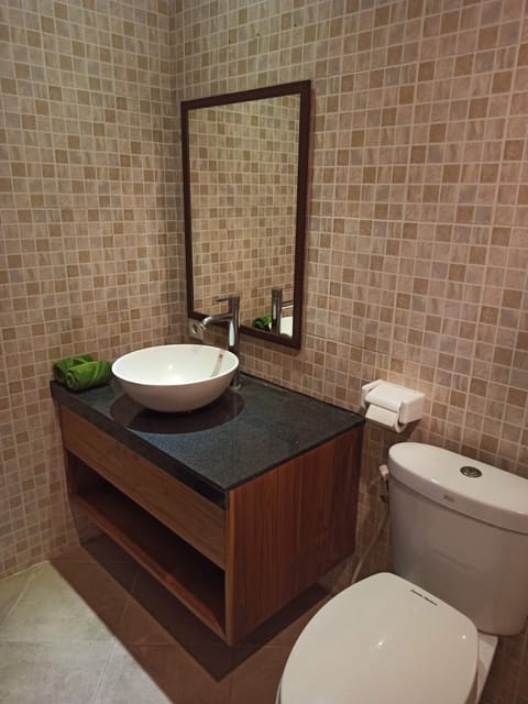 Superior Room | Bathroom | Shower, free toiletries, bidet, towels