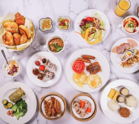 Daily buffet breakfast (CNY 88 per person)