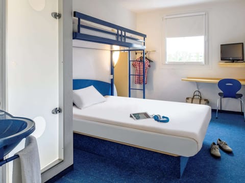 Triple Room, Multiple Beds | Desk, free WiFi