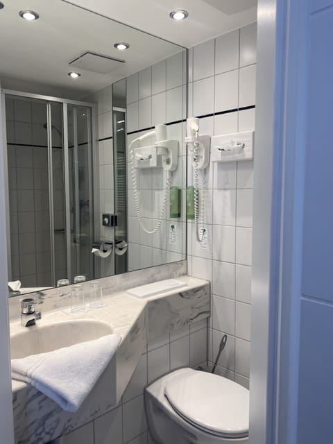 Single Room | Bathroom | Shower, free toiletries, hair dryer, towels