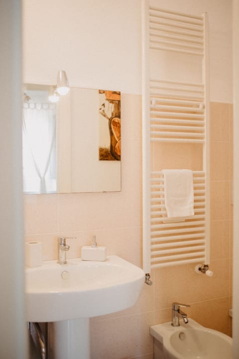 Double Room, Ensuite, Garden View (Modigliani) | Bathroom | Shower, free toiletries, hair dryer, bidet