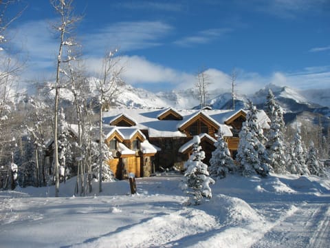 Ski in- ski out, or walk to the Gondola and Market