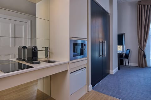 Executive Studio | Private kitchen | Fridge, microwave, coffee/tea maker, electric kettle