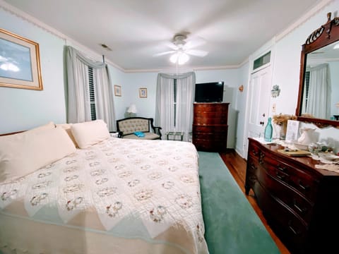 Deluxe Suite, 1 King Bed | Individually decorated, individually furnished, iron/ironing board