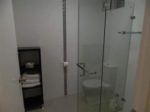 Corporate Queen Room | Bathroom | Shower, rainfall showerhead, free toiletries, hair dryer