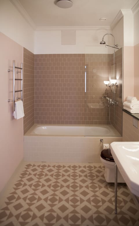 Suite | Bathroom | Shower, free toiletries, towels, shampoo