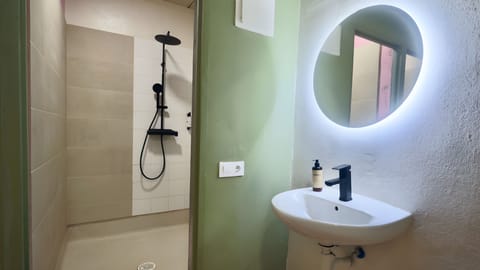 Twin Room, 2 Twin Beds | Bathroom | Shower, towels