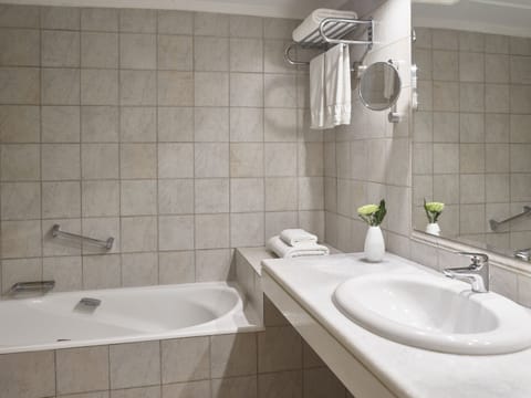 Bungalow | Bathroom | Separate tub and shower, designer toiletries, hair dryer, bathrobes