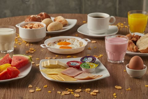 Daily self-serve breakfast (COP 40000 per person)