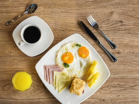 Daily self-serve breakfast (COP 40000 per person)