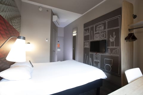 Standard Room, 1 Double Bed | In-room safe, desk, blackout drapes, soundproofing