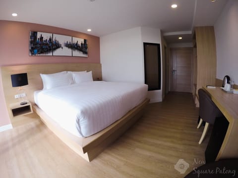 Deluxe King Bed Room | In-room safe, desk, blackout drapes, soundproofing
