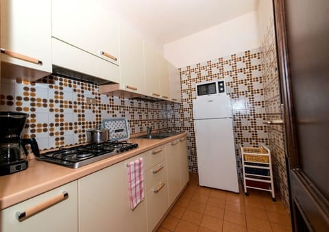 Apartment (Type C) | Private kitchenette | Fridge, microwave, stovetop, coffee/tea maker