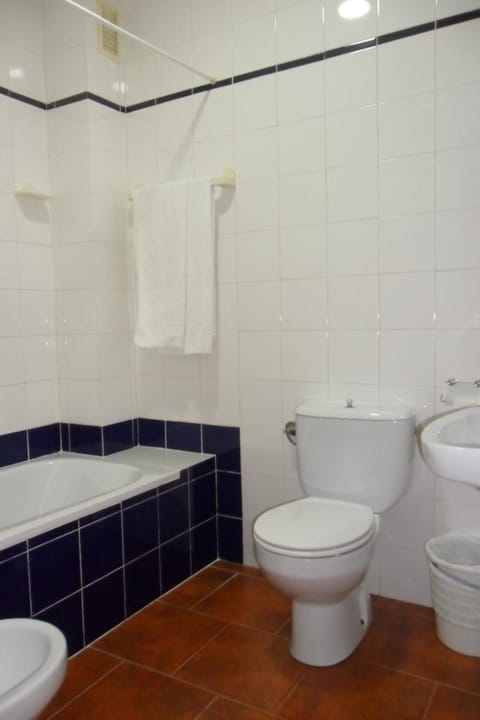 Bathtub, free toiletries, hair dryer, towels