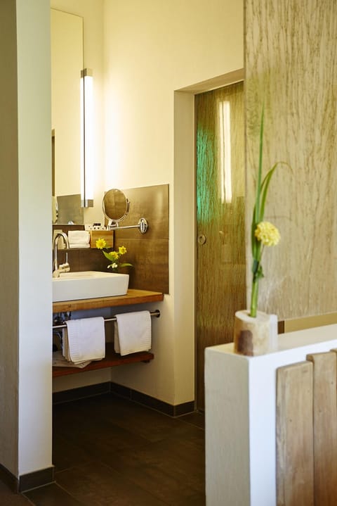 Comfort Double Room, 1 King Bed, Mountainside | Bathroom | Shower, free toiletries, hair dryer, bathrobes
