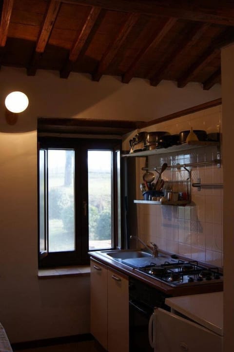 Fridge, oven, stovetop, coffee/tea maker