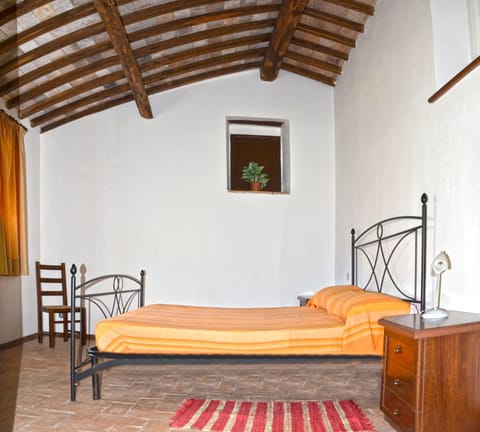 Desk, bed sheets, wheelchair access