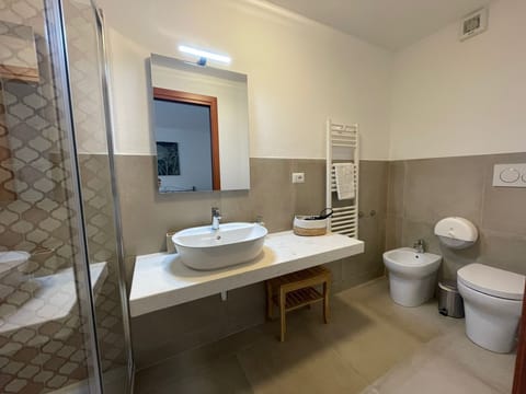 Superior Triple Room | Bathroom | Shower, free toiletries, hair dryer, towels