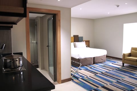 Deluxe Room | Minibar, in-room safe, blackout drapes, soundproofing