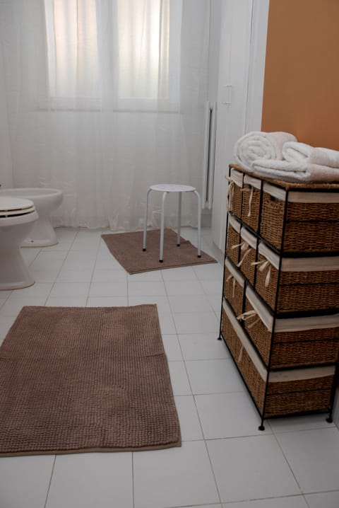 Double Room, Private Bathroom | Bathroom | Shower, free toiletries, towels