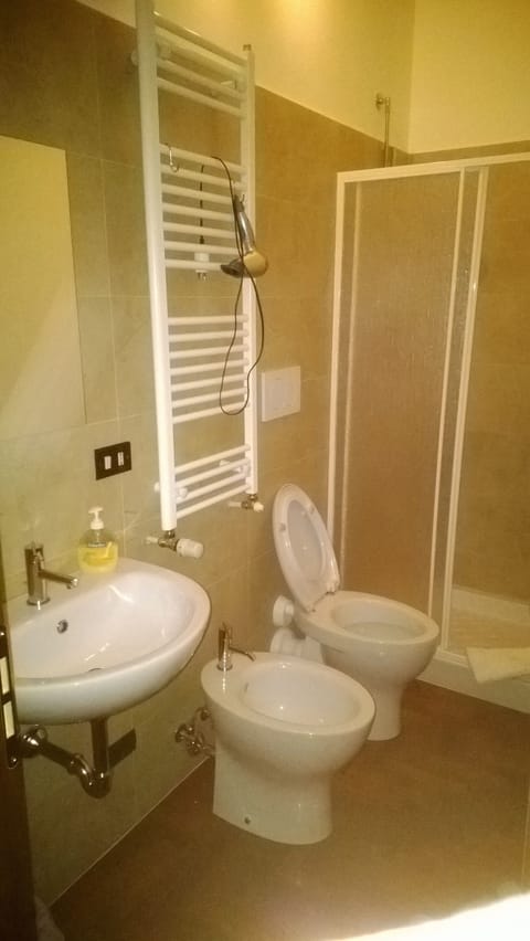 Single Room, Private Bathroom | Bathroom | Shower, free toiletries, towels