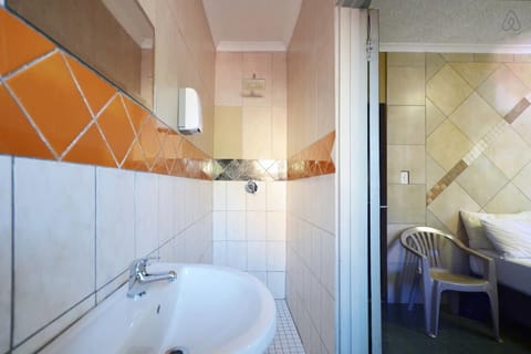 Executive Suite | Bathroom | Shower, free toiletries, towels