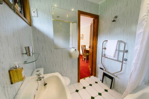 Chalet | Bathroom | Combined shower/tub, deep soaking tub, hair dryer, towels