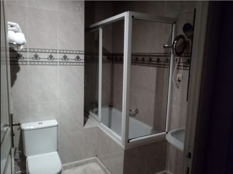 Combined shower/tub, deep soaking tub, rainfall showerhead