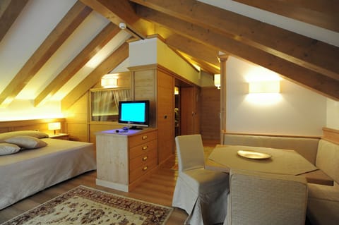 Deluxe Suite | Minibar, in-room safe, free WiFi, bed sheets