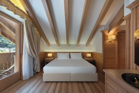 Deluxe Suite | Minibar, in-room safe, free WiFi, bed sheets