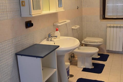 Double or Twin Room | Bathroom | Shower, free toiletries, hair dryer, bidet