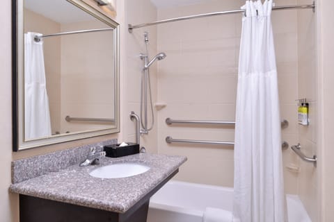 Combined shower/tub, free toiletries, hair dryer, towels