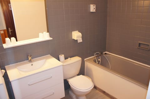 Shower, free toiletries, towels